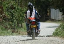 Ecuador prohíbe que dos hombres viajen en una misma moto