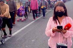 Migrantes roban celular a reportera de Multimedios que daba cobertura 