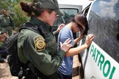 Gobernador de Texas ordena arrestar migrantes y regresarlos a México