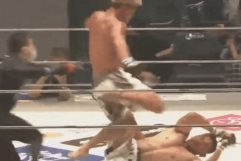 Luchador de MMA le da fuerte patada a su oponente que estaba noqueado