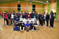 Donan material deportivo a jóvenes de la escuela de Voleibol de Nava
