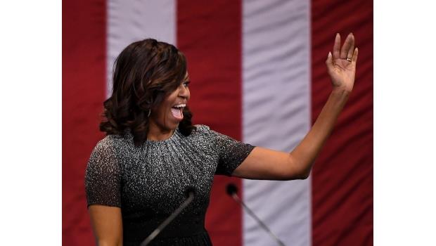 Servidora pública llama a Michelle Obama simia en tacones