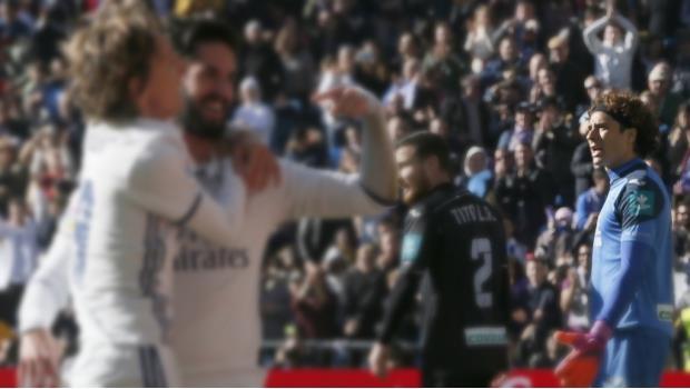 Real Madrid golea al Granada y empata racha invicta de 39 encuentros del Barcelona