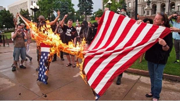Propone Trump quitar la ciudadanía a quien queme la bandera de EU