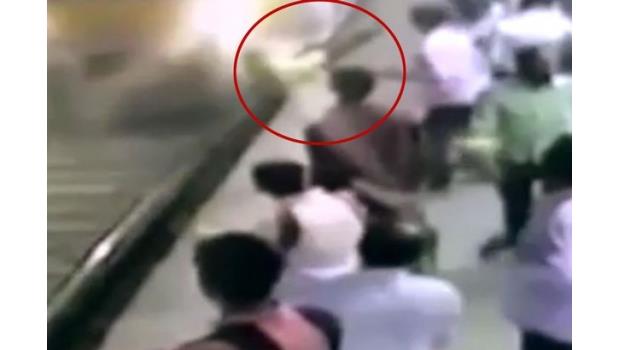 VIDEO: Asaltante arroja a su víctima a las vías del tren