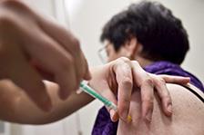 Vacunan a personal del Centro de Salud