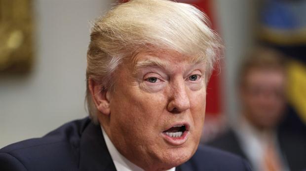 Trump califica de “ridícula’ decisión de juez sobre veto migratorio